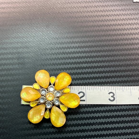 Vintage Trifari Yellow Faceted & Clear Acrylic Flower Gold Tone Brooch - Picture 10 of 10